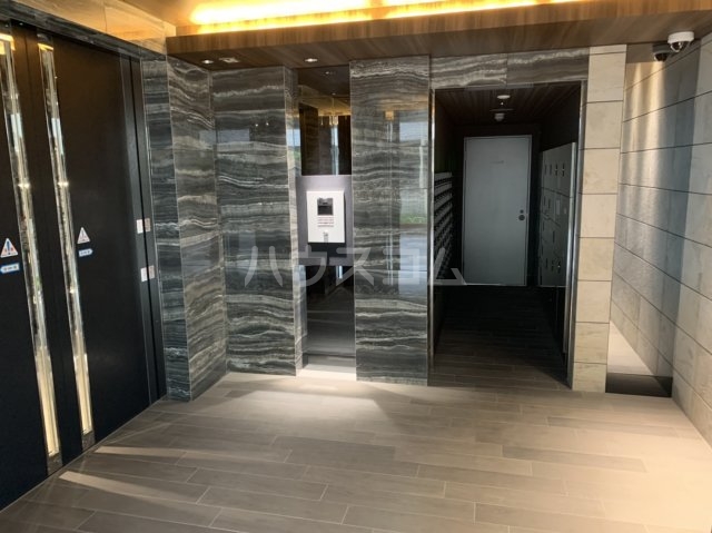 28/30 エントランス