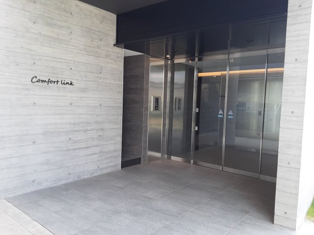 27/30 エントランス