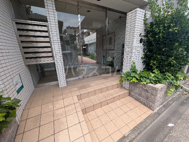 24/30 エントランス