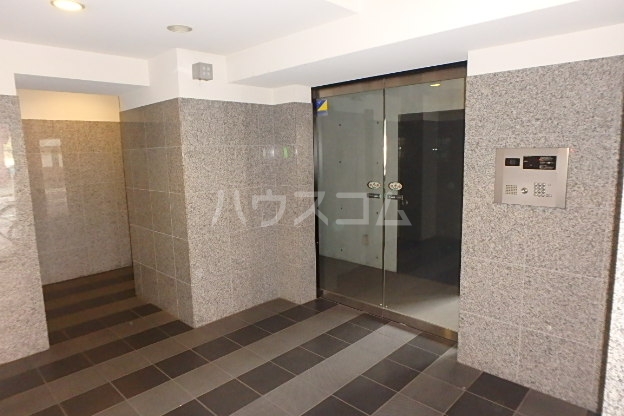 21/30 エントランス