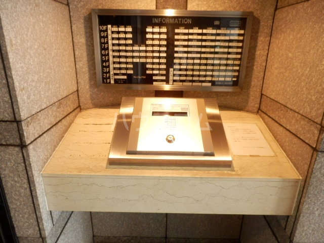 22/27 エントランス