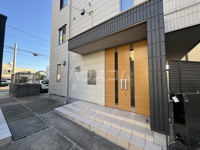 27/30 エントランス