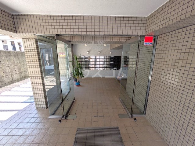 26/30 エントランス