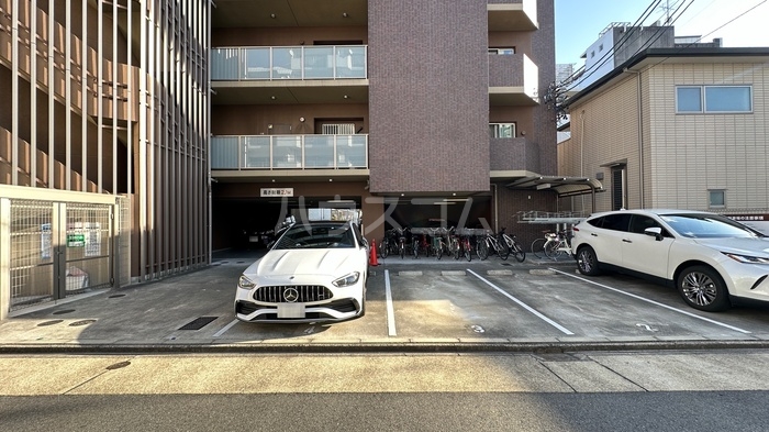 27/30 駐車場