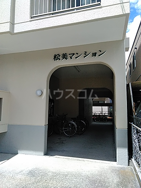 27/30 エントランス