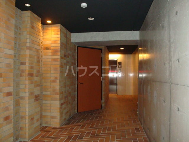 22/27 エントランス