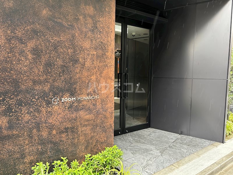 18/28 エントランス