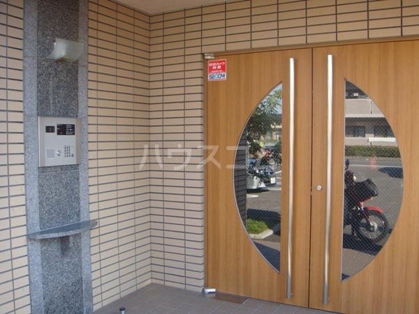 16/23 エントランス