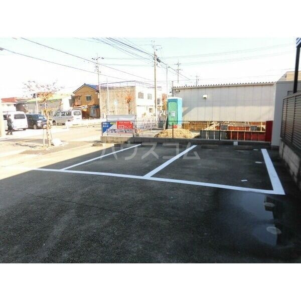 18/27 駐車場