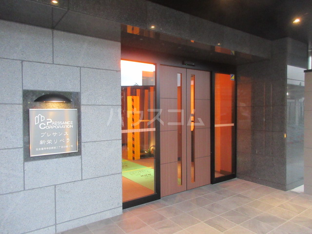 23/30 エントランス