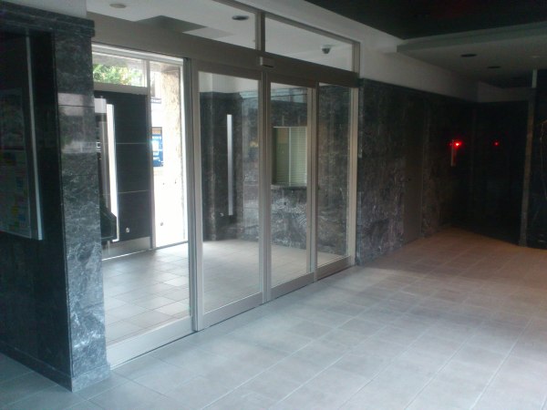 22/27 エントランス