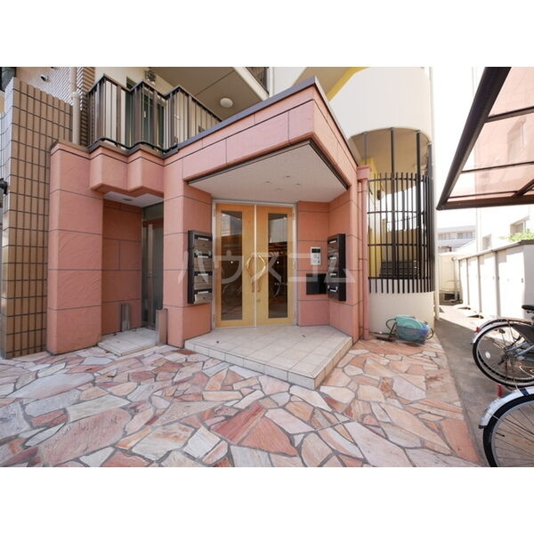 13/17 エントランス