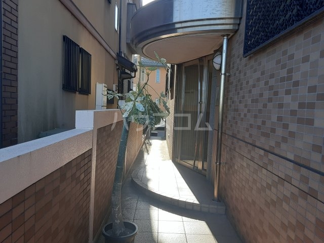 24/30 エントランス