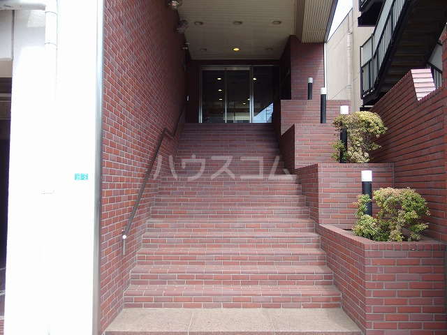 21/30 エントランス