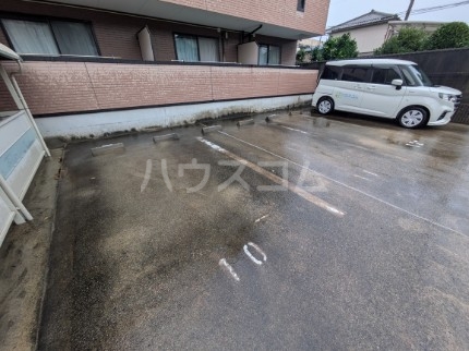 27/30 駐車場