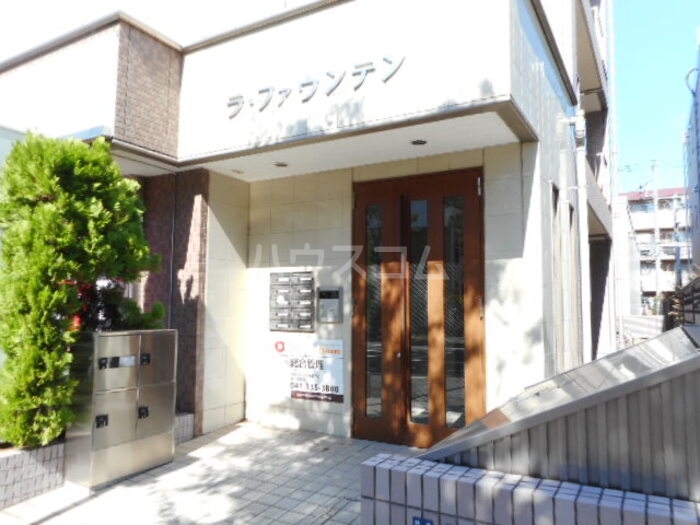 18/27 エントランス