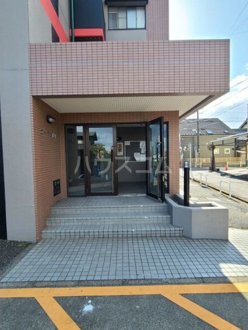 16/23 エントランス