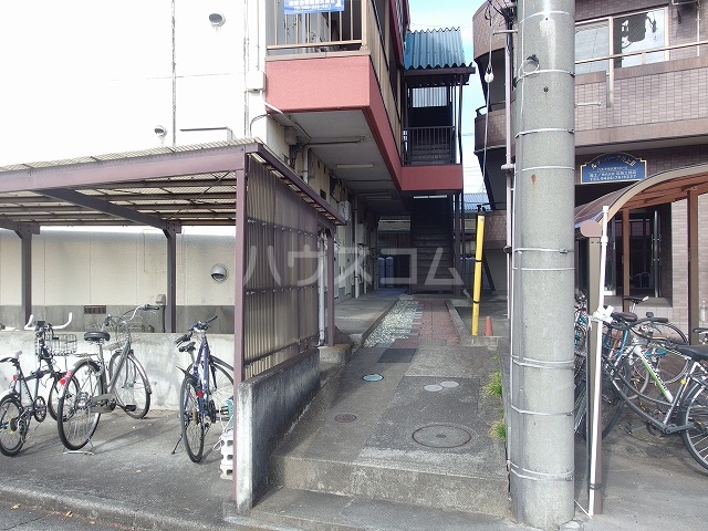 24/30 エントランス