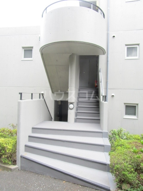 27/30 エントランス