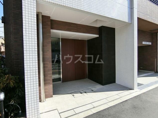 16/23 エントランス