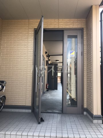 16/23 エントランス