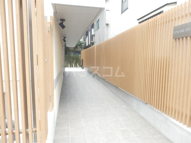 19/27 エントランス