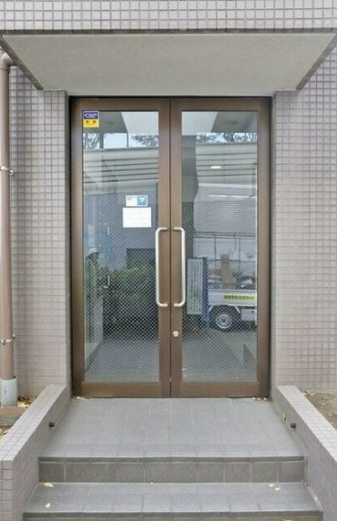 13/18 エントランス