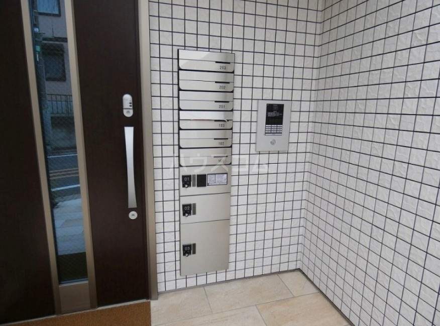 13/18 エントランス