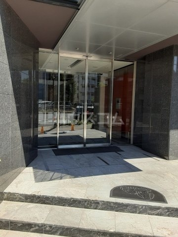 27/30 エントランス