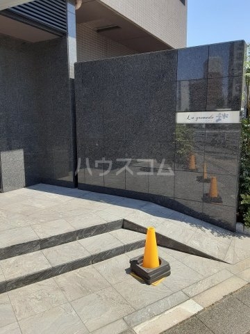 28/30 エントランス