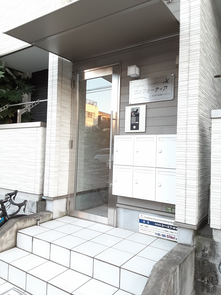 23/30 エントランス