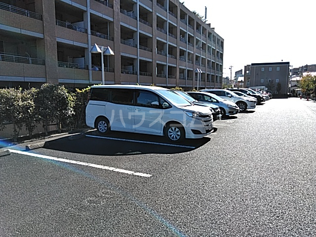 27/30 駐車場