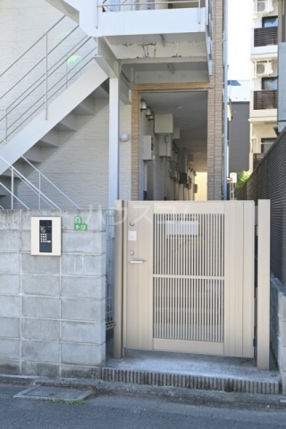 27/28 エントランス