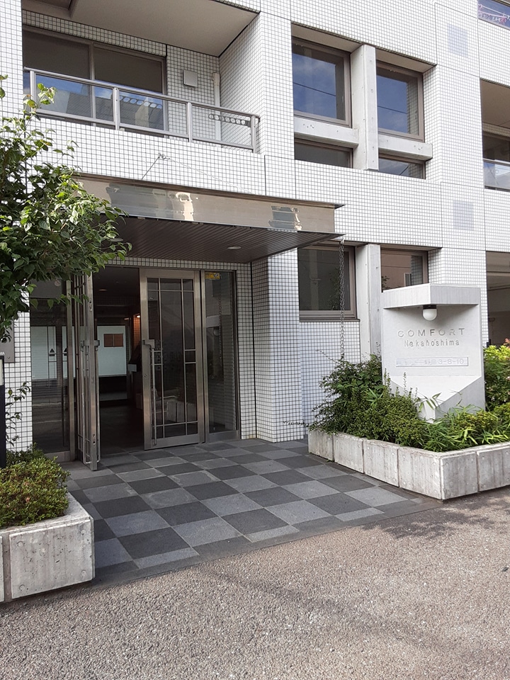 23/30 エントランス