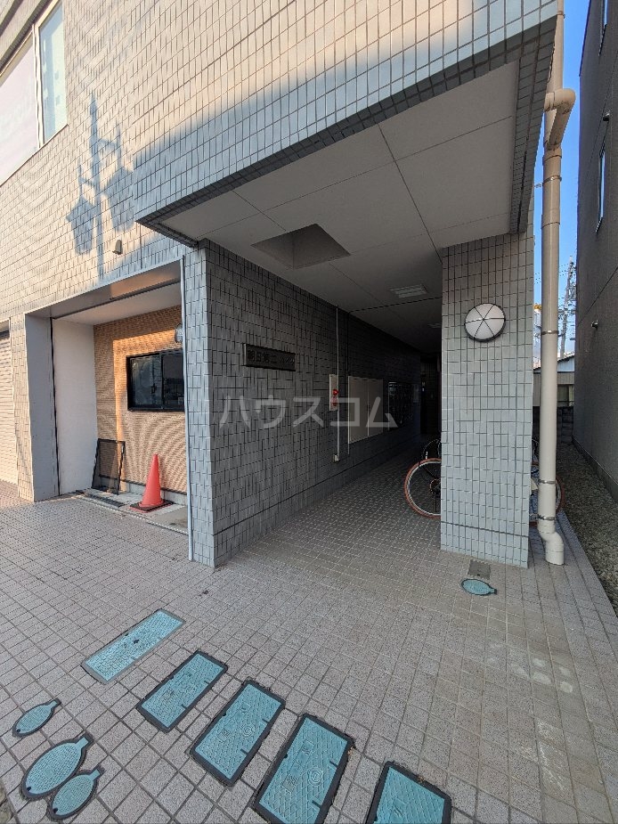 23/30 エントランス