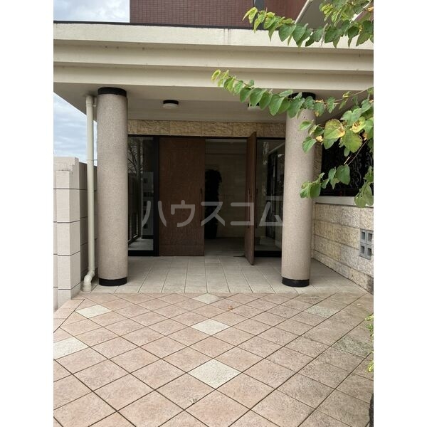 18/21 エントランス