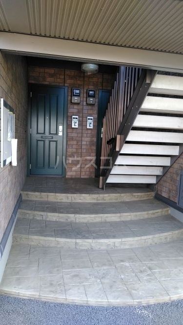 27/30 エントランス