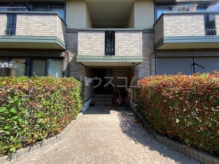 18/26 エントランス