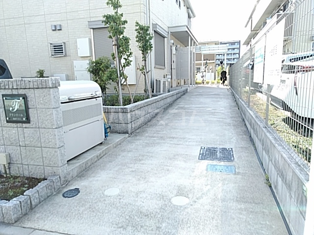 24/30 エントランス