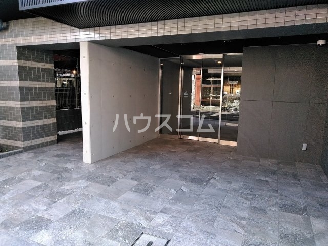 23/27 エントランス