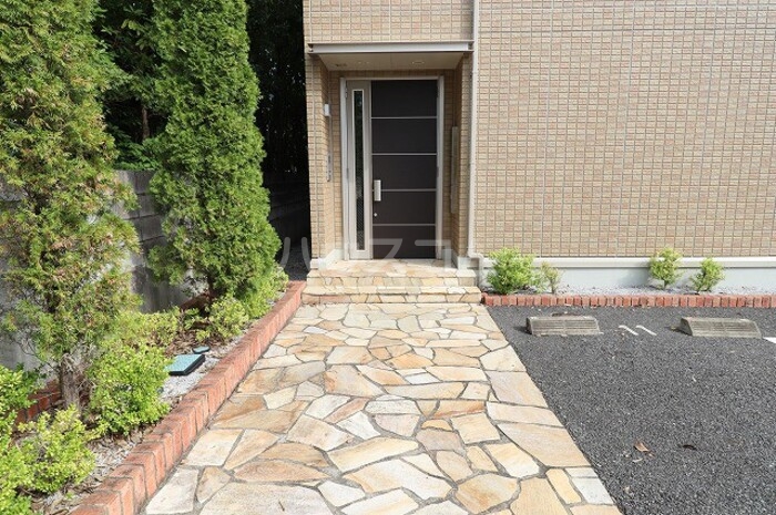 27/30 エントランス