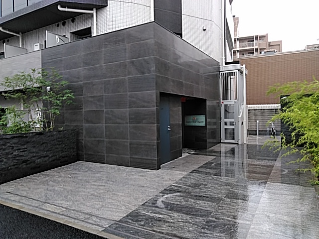 24/30 エントランス