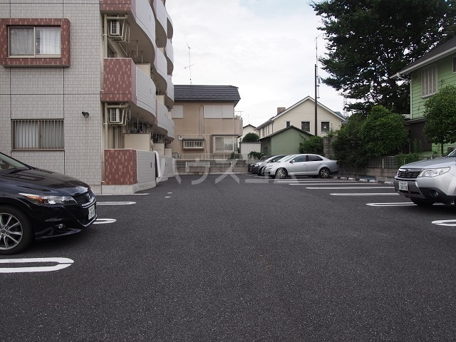 23/30 駐車場
