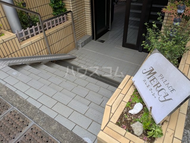 23/30 エントランス