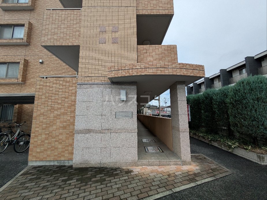 23/30 エントランス