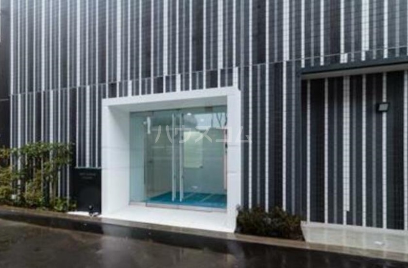 21/30 エントランス