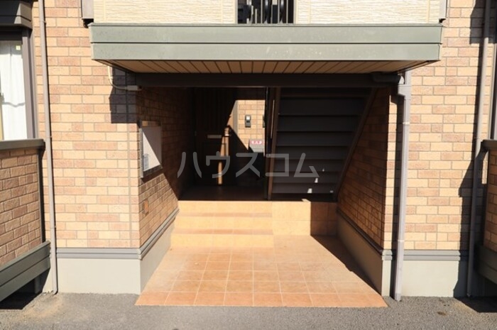 19/30 エントランス