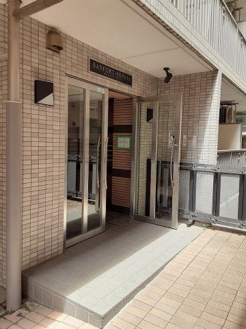 23/25 エントランス
