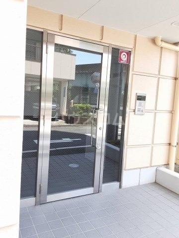 23/27 エントランス