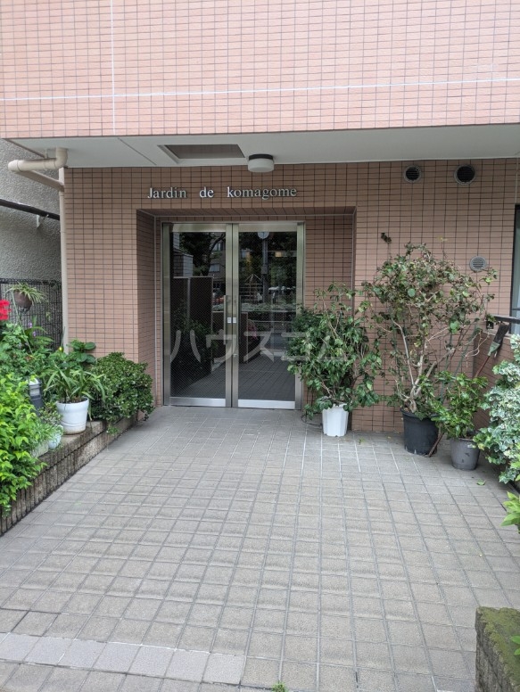 27/30 エントランス